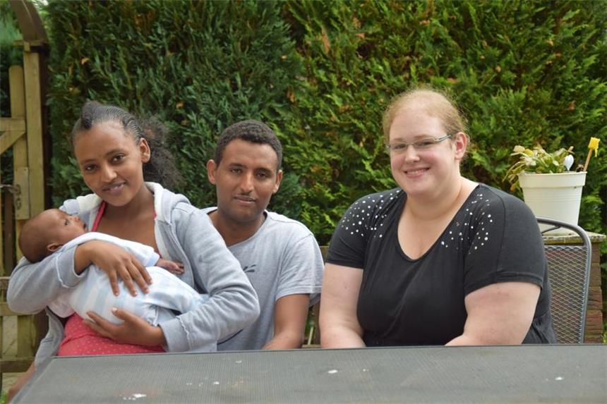 Die Geschichte einer Flüchtlingsfamilie aus Eritrea Die eritreischen Flüchtlinge Winta und Efrem mit Baby Johannes werden von der Castrop-Rauxelerin Kai Sandra Wallbaum unterstützt.