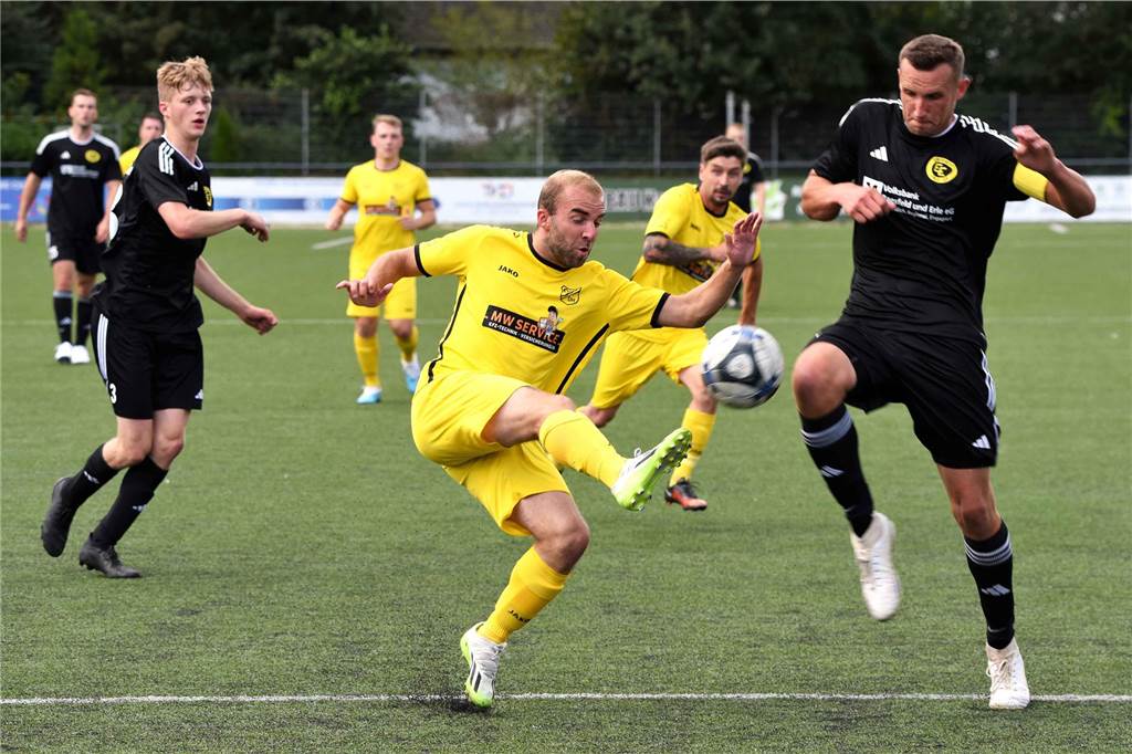 SV Dorsten-Hardt II mischt die B1-Liga auf: Staffelwechsel als Schlüssel zum Erfolg? Dennis Keller im Zweikampf