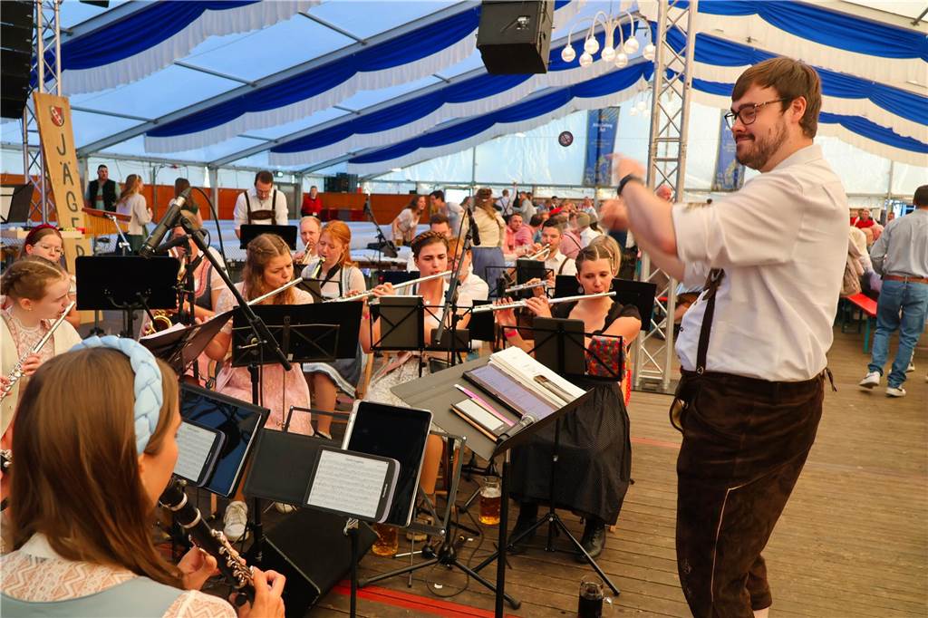 Oktoberfest in Raesfeld-Erle: Gäste tanzten auf Bänken und Tischen Die Erler Jäger gaben ein rund zweistündiges Heimspiel im Festzelt.