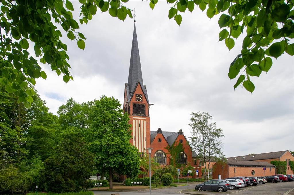 Pfarrerin Merle Vokkert: Warme Decken gegen Kälte in der Erlöserkirche Die Erlöserkirche und das Paul-Gerhardt-Haus sind Mittelpunkt des Gemeindelebens.