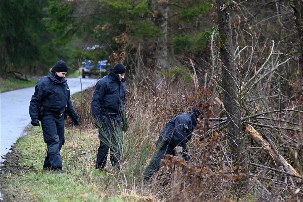 Fall der getöteten Luise (12) aus Freudenberg: Alle Entwicklungen im Überblick Polizisten suchen am Fundort des getöteten Mädchens Luise nach weiteren Hinweisen.
