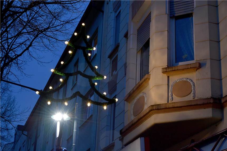 Neue Laternen, neue Technik: Brambauer erstrahlt in weihnachtlichem Glanz Die erneuerte Weihnachtsbeleuchtung in Brambauer ist seit dem 30. November montiert.