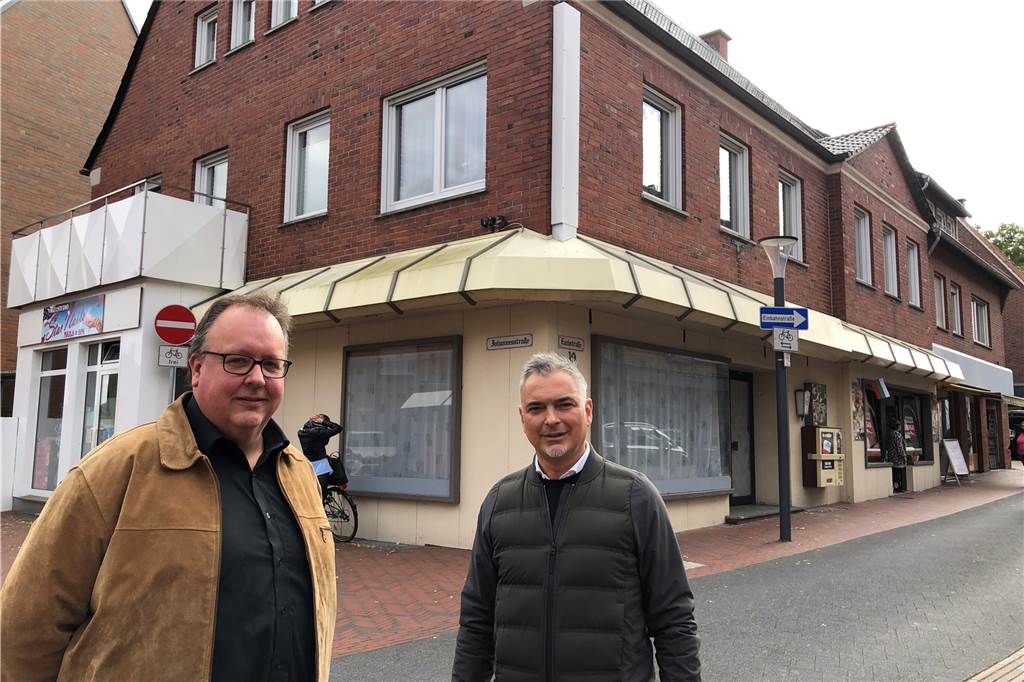 Die Eröffnung der Kaffeerösterei von Ralf Strotmann (l.) an der Eschstraße verzögert sich noch bis Mai 2022.