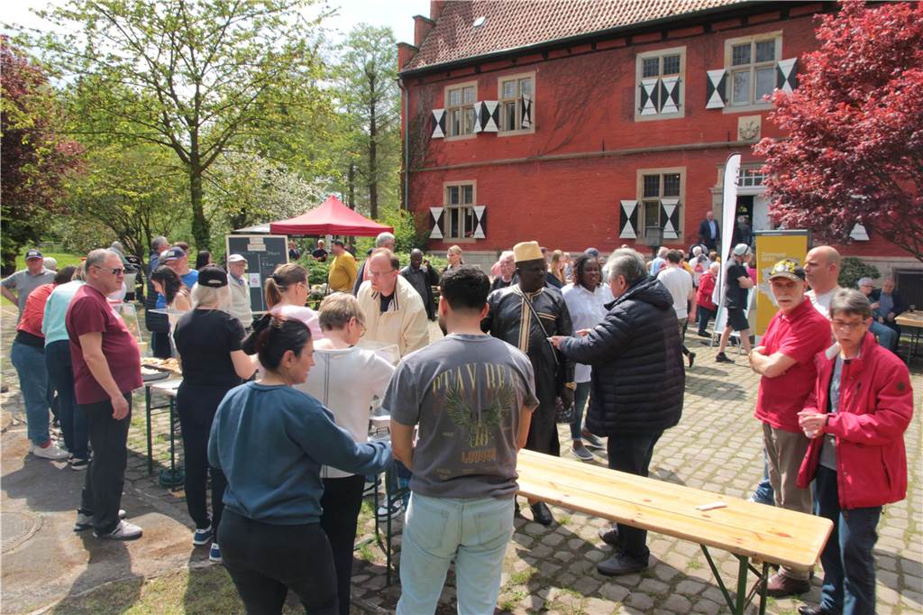 Haus Wenge eröffnet: „Hier würde ich auch gerne nochmal heiraten“ Die Eröffnung des Hauses Wenge in Lanstrop zog am Samstag (6.5.) eine große Zahl von Menschen an