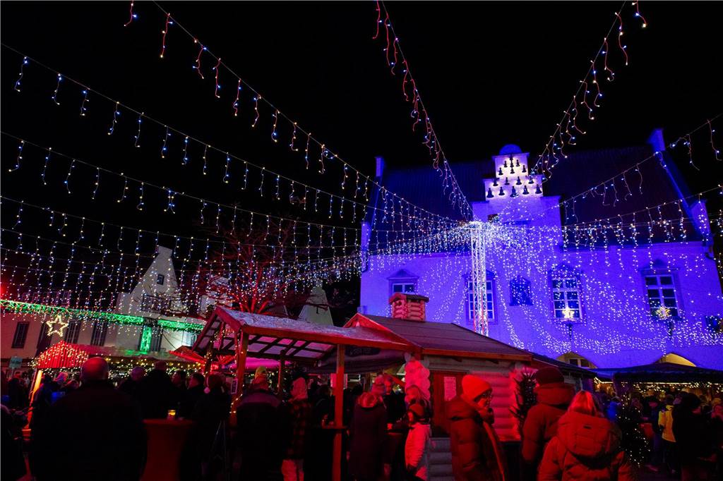Die Eröffnung des Nikolausmaktes samt Schlittschuhbahn ließen sich viele Halterner nicht entgehen.