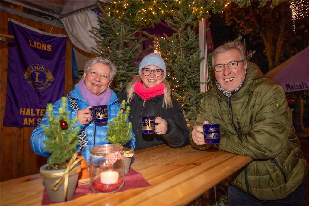 Die Eröffnung des Nikolausmaktes samt Schlittschuhbahn ließen sich viele Halterner nicht entgehen.