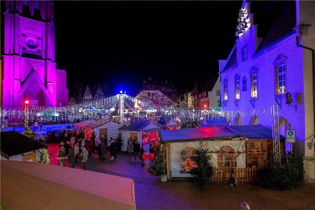 Die Eröffnung des Nikolausmaktes samt Schlittschuhbahn ließen sich viele Halterner nicht entgehen.