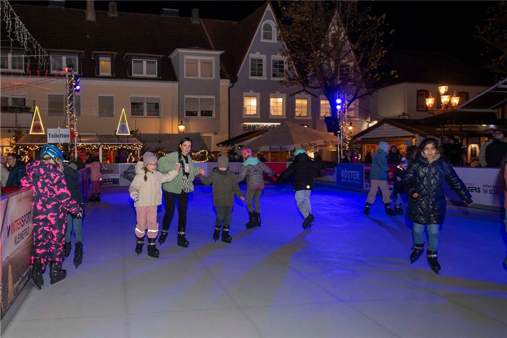 Die Eröffnung des Nikolausmaktes samt Schlittschuhbahn ließen sich viele Halterner nicht entgehen.
