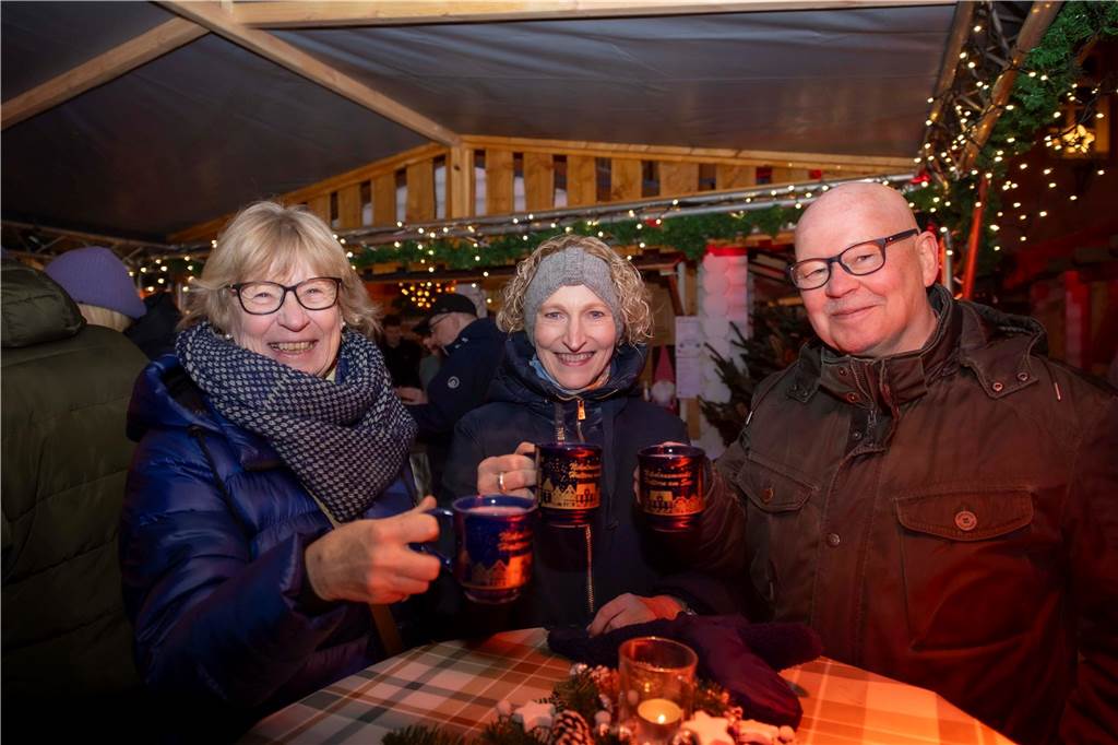 Die Eröffnung des Nikolausmaktes samt Schlittschuhbahn ließen sich viele Halterner nicht entgehen.