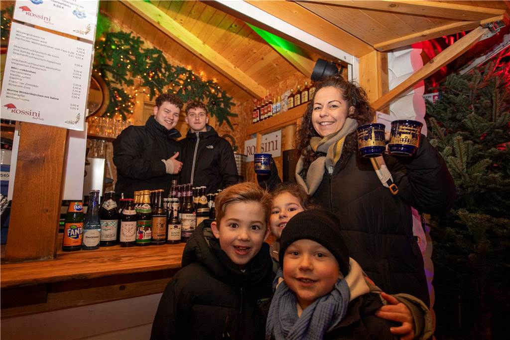 Die Eröffnung des Nikolausmaktes samt Schlittschuhbahn ließen sich viele Halterner nicht entgehen.