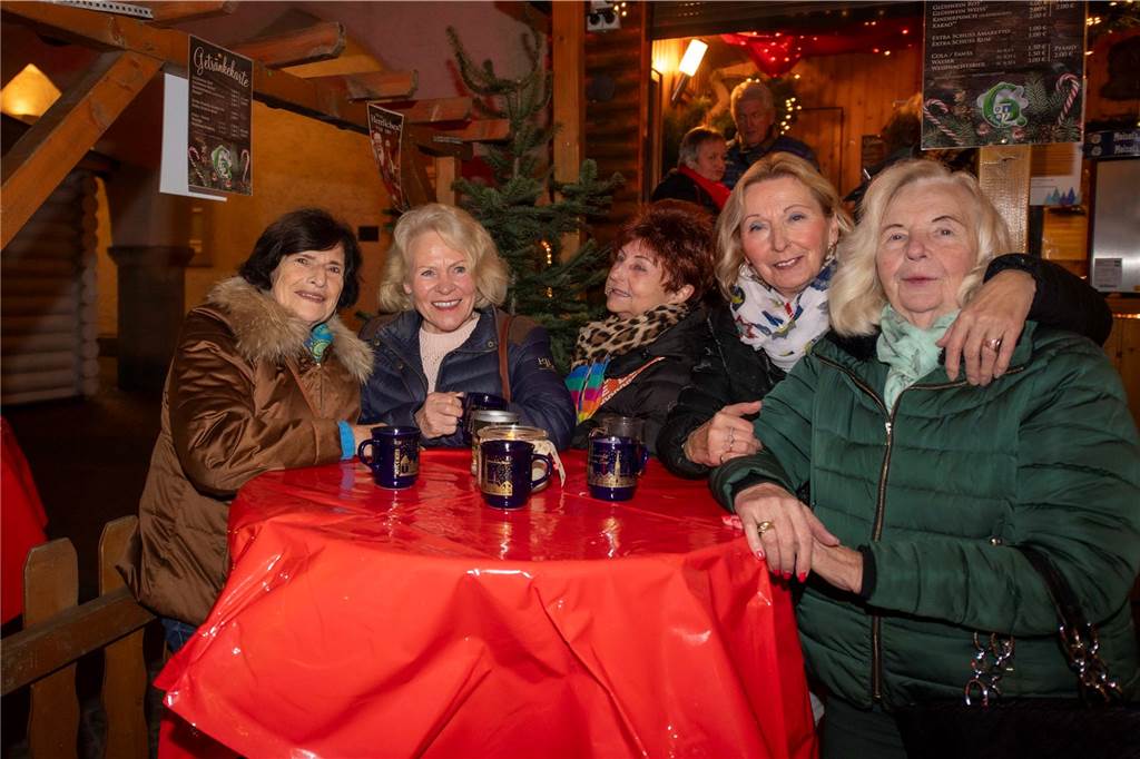 Die Eröffnung des Nikolausmaktes samt Schlittschuhbahn ließen sich viele Halterner nicht entgehen.