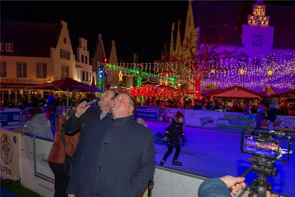 Die Eröffnung des Nikolausmaktes samt Schlittschuhbahn ließen sich viele Halterner nicht entgehen.