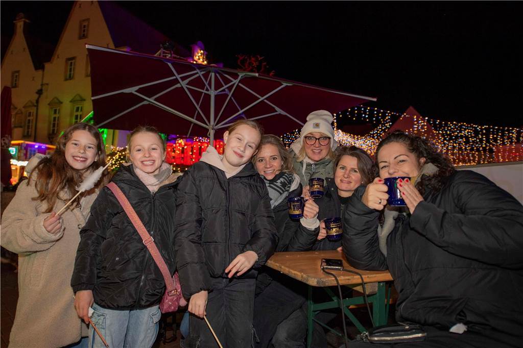 Die Eröffnung des Nikolausmaktes samt Schlittschuhbahn ließen sich viele Halterner nicht entgehen.