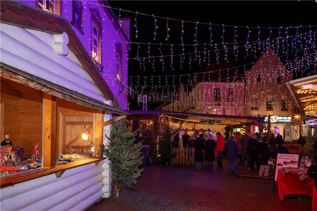 Die Eröffnung des Nikolausmaktes samt Schlittschuhbahn ließen sich viele Halterner nicht entgehen.