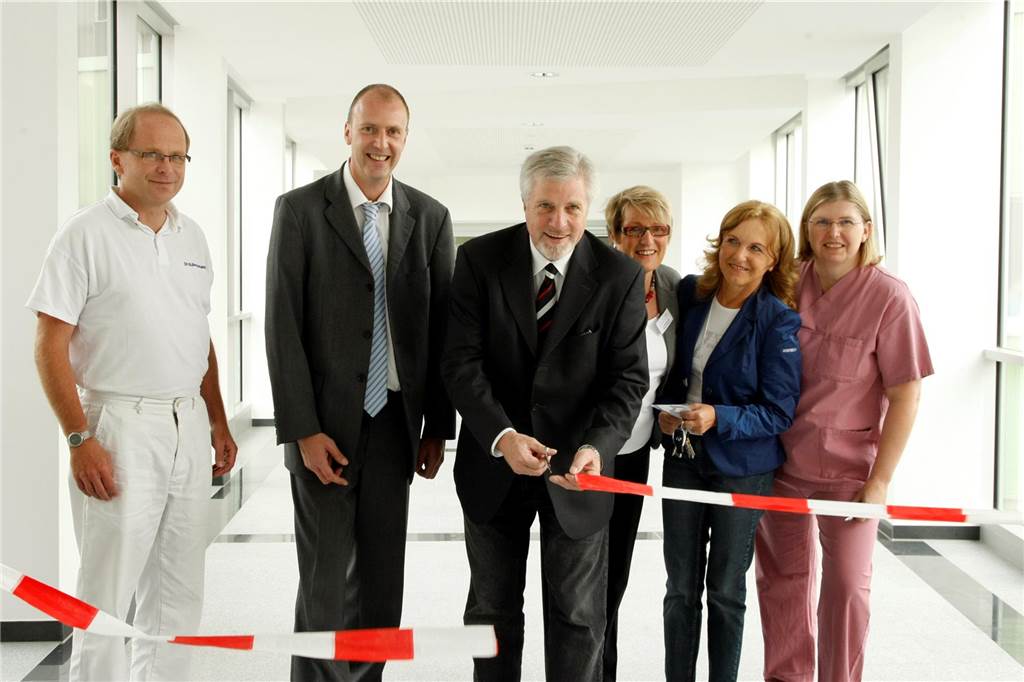 Ärztehaus steht vor Verkauf: UKBS bietet Severinshaus mit Parkhaus an Bürgermeister Hermann Hupe durchschneidet im Jahr 2011 in Kamen ein Flatterband, das bis dahin den Weg vom Severinshaus zum Krankenhaus sperrte.