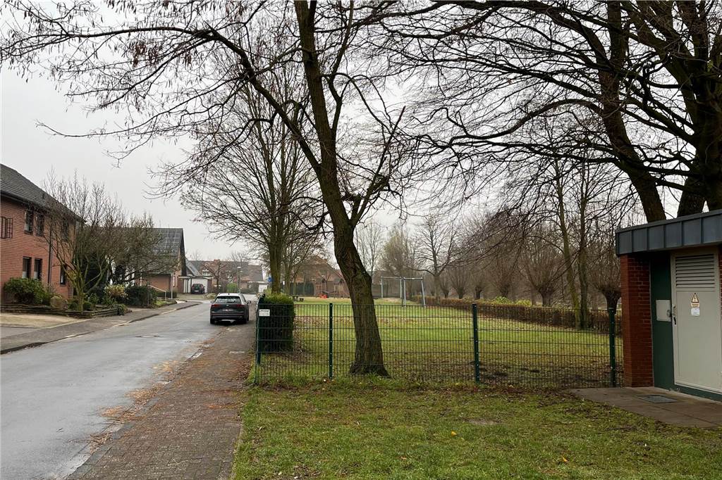 Stromnetzausbau: Eheleute Sanjakov wehren sich gegen neue Trafostation Trafostation neben einem Spielplatz an einer anderen Stelle in Legden.