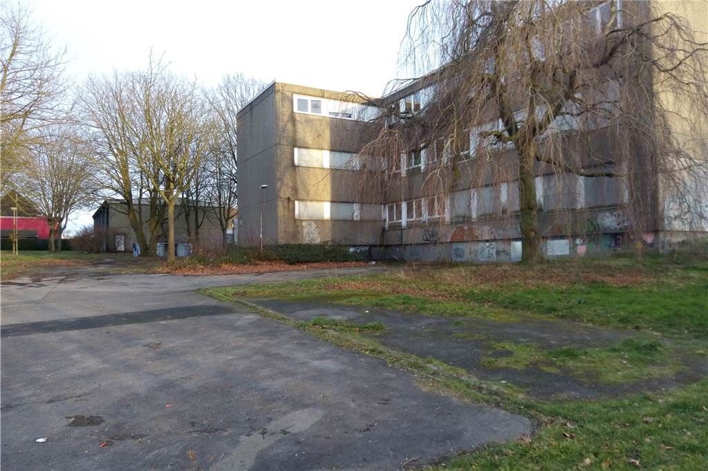 Wohnraum statt Ruine: Interesse an Wohnprojekt in bester Lage wächst Die Erschließung des zukünftigen Wohngebiets an der ehemaligen Hauptschule Bövinghausen ist noch unklar, weil das Gebäude zum Teil auf einem Erbpacht-Grundstück liegt.