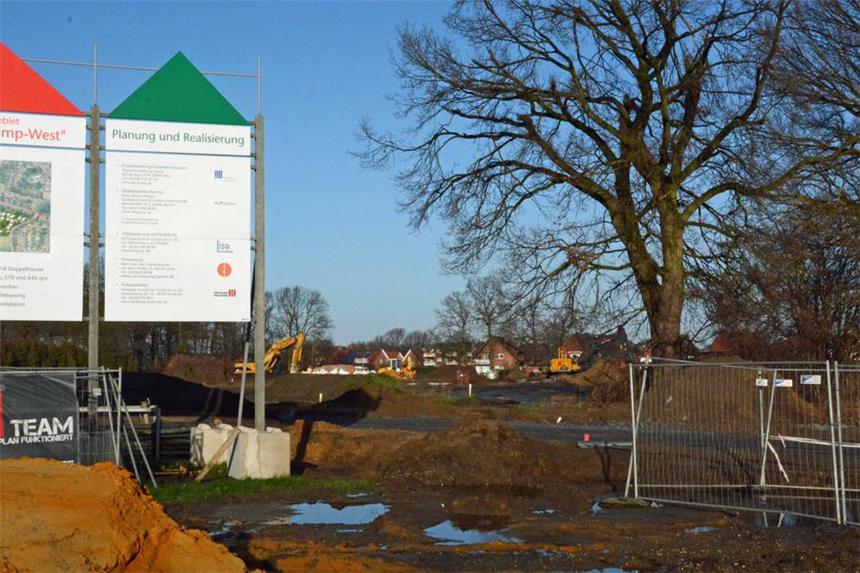 So läuft es derzeit im Baugebiet Kreuzkamp-West Die Erschließungsarbeiten im Baugebiet Kreuzkamp-West schreiten voran. Momentan laufen Kanal- und Straßenbauarbeiten.