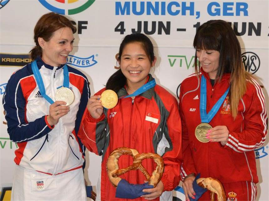 14-jährige Schützin düpiert Weltelite - Dorjsuren stark Die erst 14 Jahre alte Final-Debütantin Martina Lindsay Veloso (M.) hatte ihren ersten Weltcup-Sieg geholt. Foto: Michael Heise