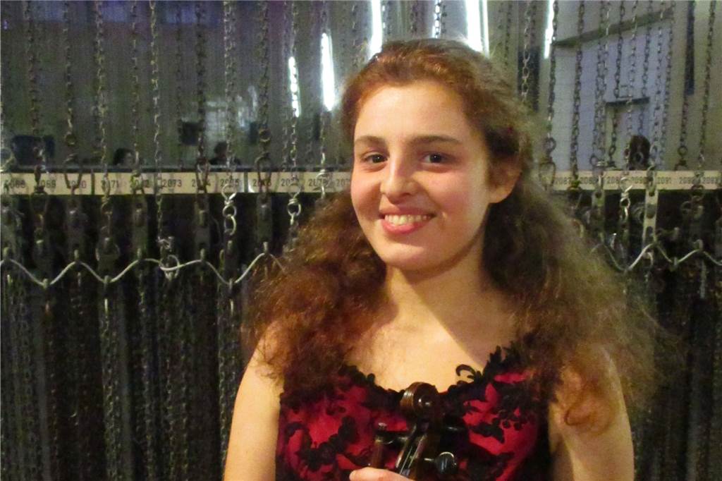 Die erst 19-jährige Assia Weissmann glänzte als Solistin beim berühmten Konzert für Viola und Orchester von Béla Bartók