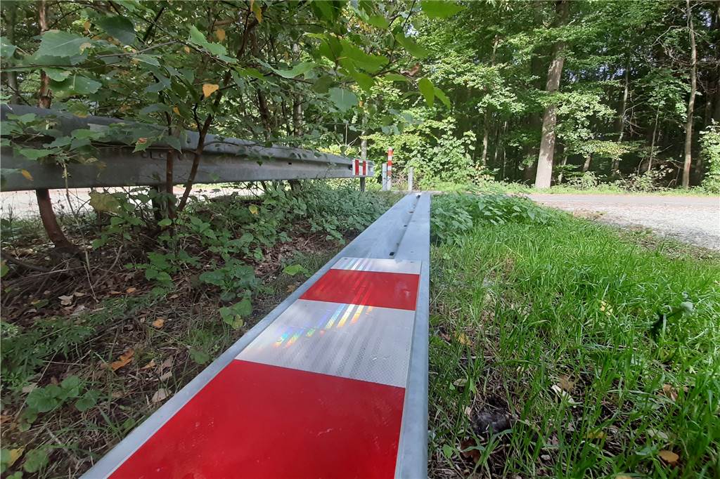 Freie Fahrt statt Schranke - Unbekannte zerlegen Leitplanken im Wald Die erst vor wenigen Wochen installierte Leitplanke wurde ebenfalls herausgerissen und am Rande des Parkplatzes abgelegt.