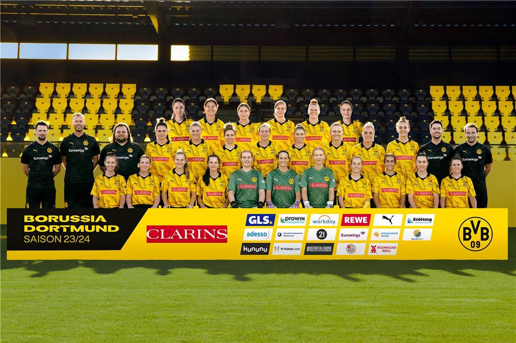 Benefizspiel mit BVB-Frauen: Frank Spotke rechnet mit 30.000 Euro plus X Gruppenfoto einer Frauen-Fußballmannschaft.