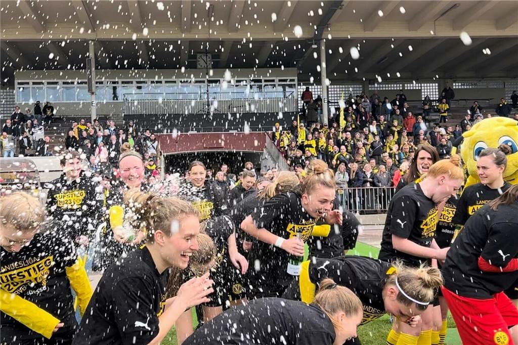 Jetzt soll auch der Titel her: BVB 2 vor Premiere im Stadion Rote Erde Die erste Frauenmannschaft des BVB feierte ihren Aufstieg bereits im Stadion Rote Erde.