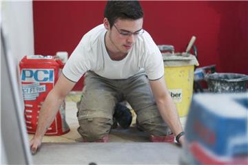Die erste große Herausforderung gemeistert: Im Rahmen seiner Ausbildung hat Sascha Cuppenbender auch schon allein auf einer Baustelle gearbeitet - mit Erfolg. Foto: Ina Fassbender