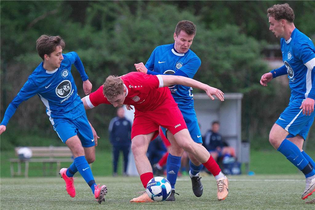 Die erste Halbzeit ging an den ETuS Haltern II, der mit 2:0 in die Pause ging. Danach glich Concordia Flaesheim II aber noch aus, das Spiel endete 2:2. Für den Tabellenführer aus Flaesheim war es das erste sieglose Spiel seit Oktober - damals gab es auch ein Remis gegen den ETuS.