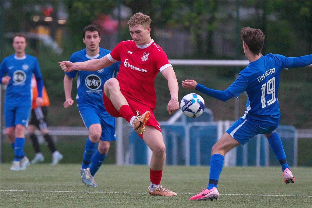 Die erste Halbzeit ging an den ETuS Haltern II, der mit 2:0 in die Pause ging. Danach glich Concordia Flaesheim II aber noch aus, das Spiel endete 2:2. Für den Tabellenführer aus Flaesheim war es das erste sieglose Spiel seit Oktober - damals gab es auch ein Remis gegen den ETuS.