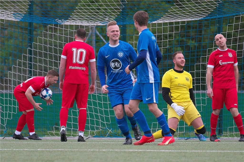 Die erste Halbzeit ging an den ETuS Haltern II, der mit 2:0 in die Pause ging. Danach glich Concordia Flaesheim II aber noch aus, das Spiel endete 2:2. Für den Tabellenführer aus Flaesheim war es das erste sieglose Spiel seit Oktober - damals gab es auch ein Remis gegen den ETuS.