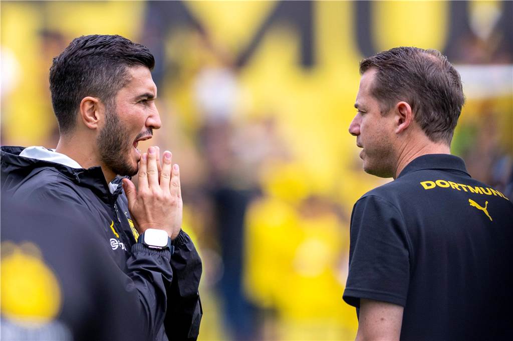 Rickens turbulentes Jahr als BVB-Geschäftsführer: Macht-Gerangel, Entlassungen und sportliche Krise Nuri Sahin und Lars Ricken sprechen miteinander.