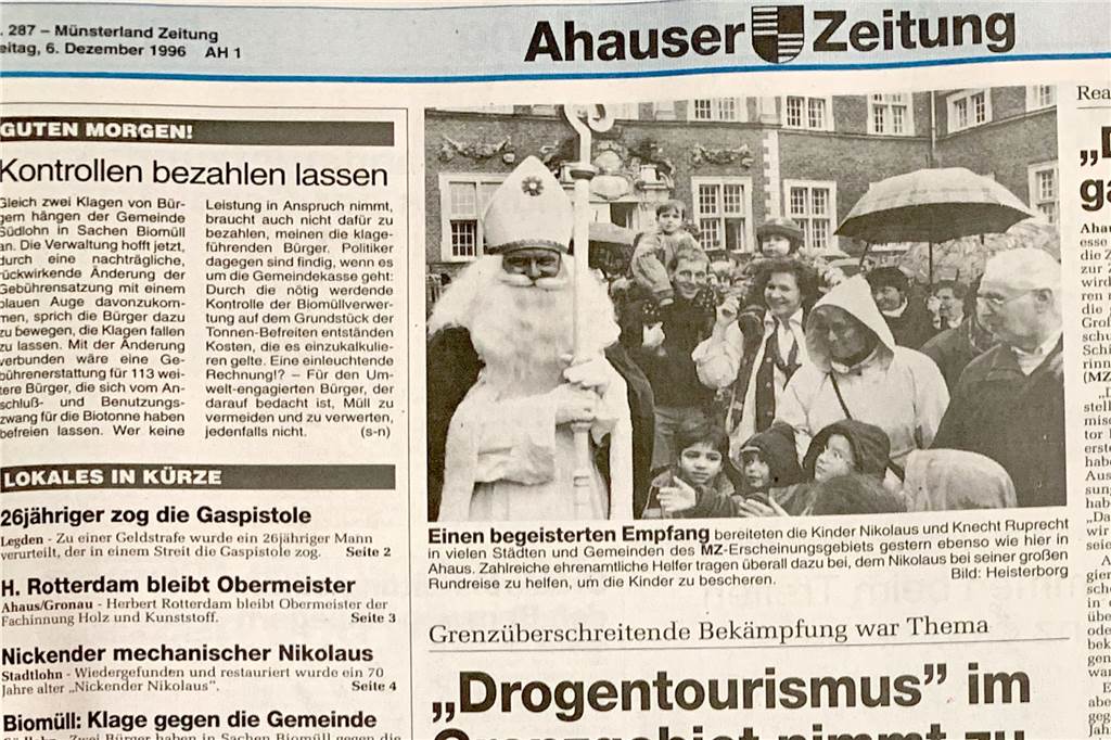 Michael Hartmann (63) kommt für den Nikolaus aus Kanada nach Ahaus Die erste Lokalseite der Münsterland Zeitung vom 6. Januar 1996. Ganz oben ein Bild vom Nikolausempfang vor dem Schloss, das damals Janny Heisterborg gemacht hat. Michael Hartmann mit seiner Tochter Sasha auf den Schultern waren ganz nah dabei.