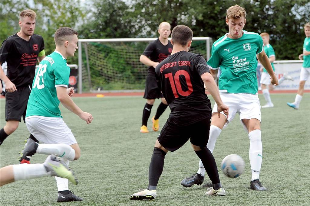 Die erste Mannschaft der SG Eintracht Ergste hat das Kreisliga-B-Vereinsduell gegen die eigene Zweitvertretung mit 4:0 gewonnen.