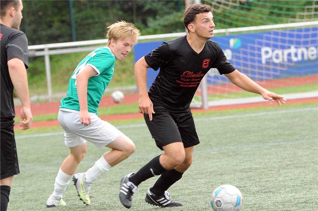 Die erste Mannschaft der SG Eintracht Ergste hat das Kreisliga-B-Vereinsduell gegen die eigene Zweitvertretung mit 4:0 gewonnen.