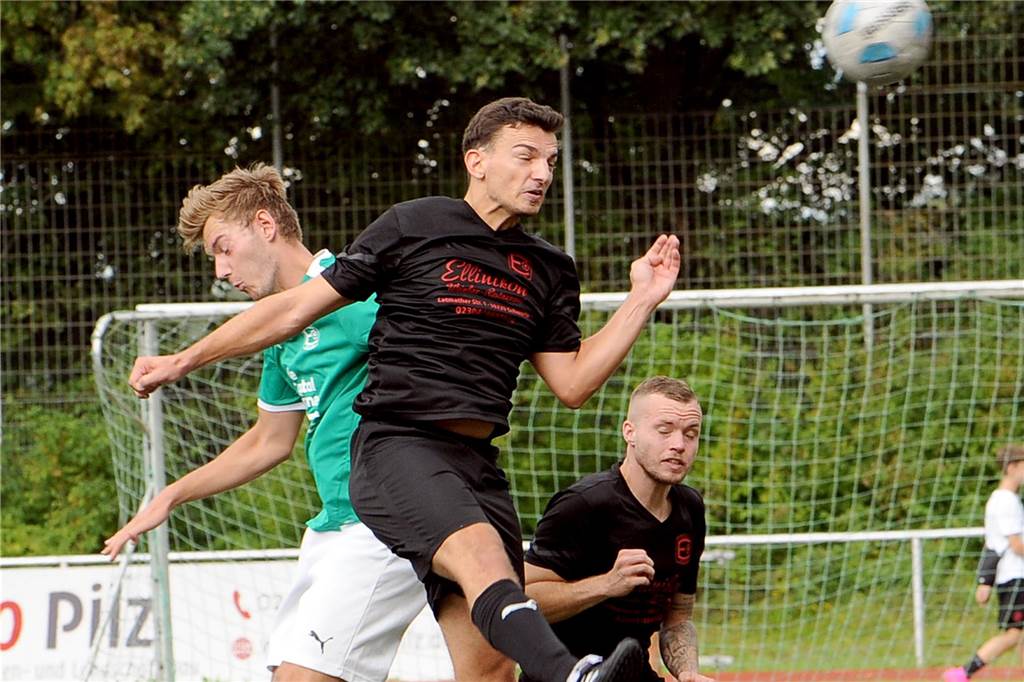 Die erste Mannschaft der SG Eintracht Ergste hat das Kreisliga-B-Vereinsduell gegen die eigene Zweitvertretung mit 4:0 gewonnen.