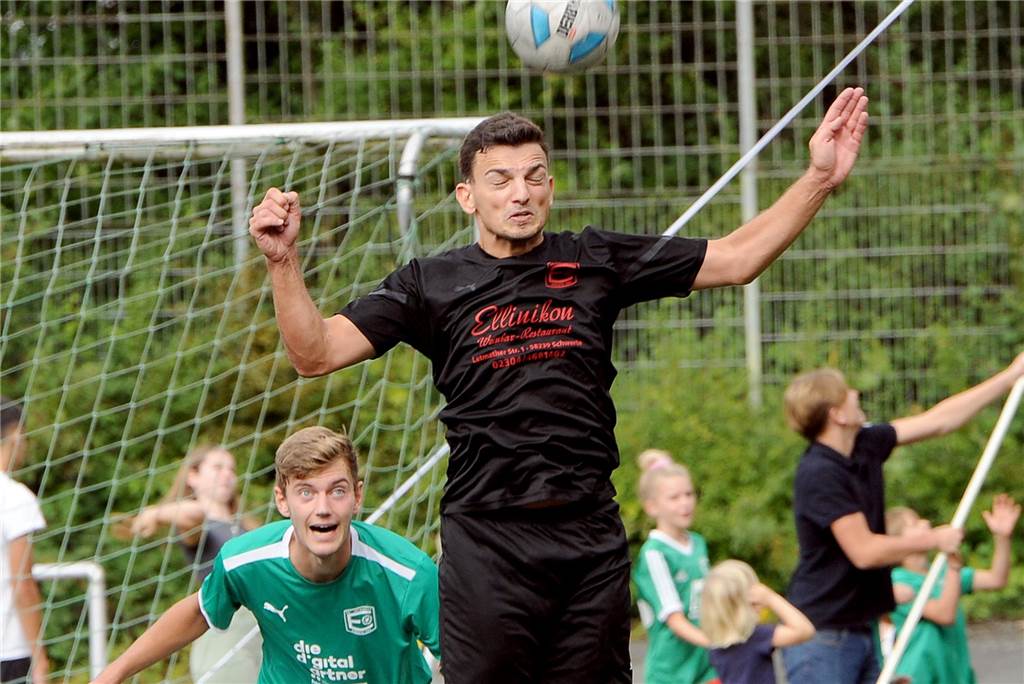 Die erste Mannschaft der SG Eintracht Ergste hat das Kreisliga-B-Vereinsduell gegen die eigene Zweitvertretung mit 4:0 gewonnen.