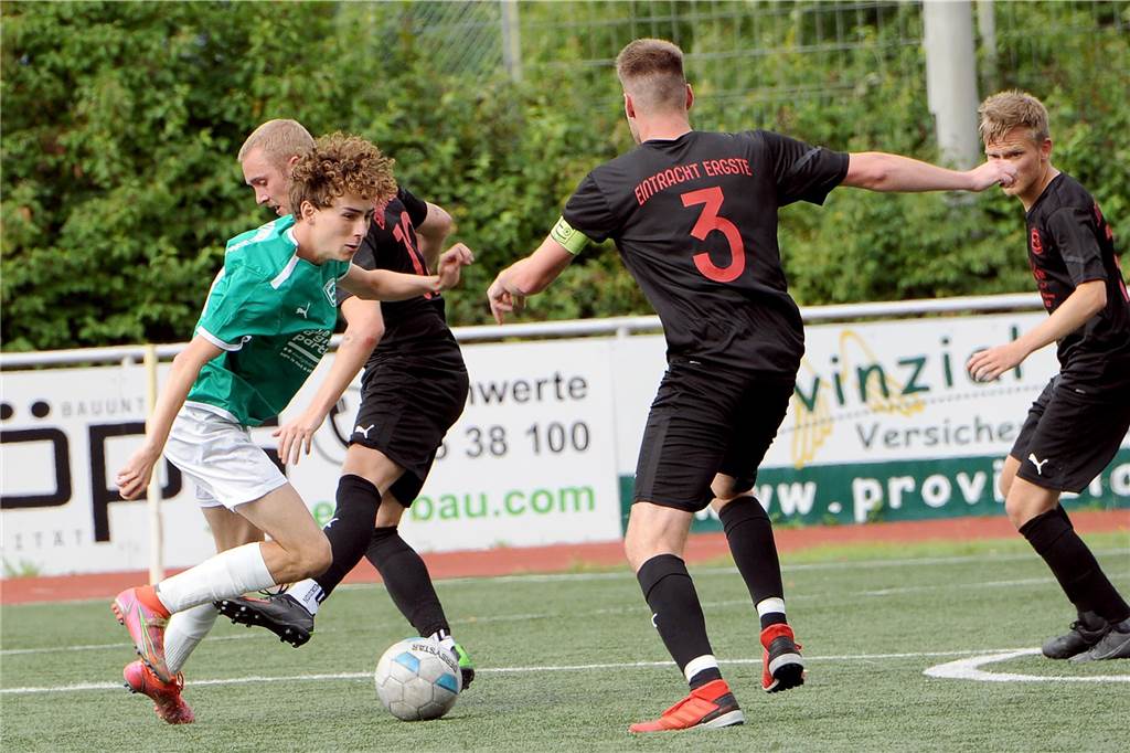 Die erste Mannschaft der SG Eintracht Ergste hat das Kreisliga-B-Vereinsduell gegen die eigene Zweitvertretung mit 4:0 gewonnen.