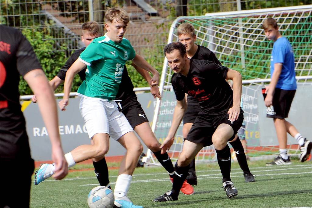 Die erste Mannschaft der SG Eintracht Ergste hat das Kreisliga-B-Vereinsduell gegen die eigene Zweitvertretung mit 4:0 gewonnen.