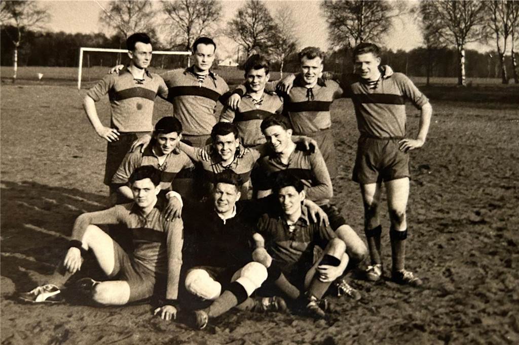„Und ab mit dem Ball in die Aa“: Zwei Rhader Fußball-Veteranen erinnern sich Erste Mannschaft des FC Rhade 1959