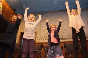 Die erste Probe des neuen Kinderchores der Musikschule Selm: Als ob sie nach den Sternen greifen wollten. In dem Fall die Sterne unter der Decke der Synagoge in Bork, wo der Chor montags probt.