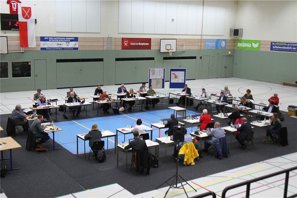 Einstimmig gewählt: Das ist der neue zweite Mann im Rathaus Die erste Ratssitzung nach der Corona-Pause in Schwerte fand in der Alfred-Berg-Sporthalle am Bohlgarten statt.