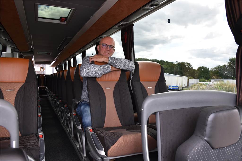 Gruppenreisen starten wieder: „Den Menschen fehlt die Gemeinschaft“ Die erste Reihe hinter dem Fahrer und der Reisebegleitung muss frei bleiben.