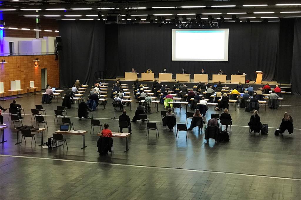 Mein erster Corona-Abstrich, die Gedanken und das Warten aufs Ergebnis Die erste richtige Ratssitzung der neuen Periode in der Europahalle: Für die Mitglieder gilt Maskenpflicht. Hinten links ist mein Platz, rechts daneben sitzt Uta Stevens von der Stadtverwaltung. Die Politiker, darunter die infizierte Person aus der SPD-Fraktion, vorne rechts an einem der Tische.