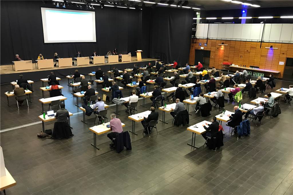 Stadt: Schneller Massentest nach Ratssitzung nicht ungewöhnlich Die erste richtige Ratssitzung der neuen Periode in der Europahalle: Für die Mitglieder galt Maskenpflicht und Abstand halten.