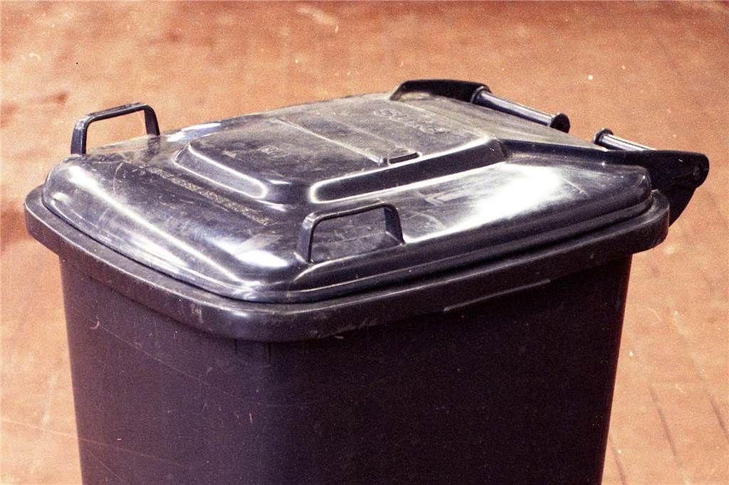 Sammler aus Sachsen-Anhalt sucht Mülltonne aus dem Jahr 1971 aus Lünen Die erste serienreife mobile Groß-Müll-Tonne (GMT) wurde bereits 1971 kurzzeitig gefertigt.