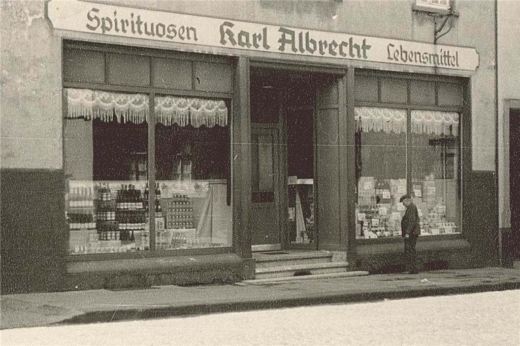 Vom Backwarenhändler zum Weltkonzern: Vor 110 Jahren begann die Aldi-Geschichte Die erste Verkaufsstelle der Aldi-Gründerfamilie Albrecht, fotografiert im Jahr 1930.