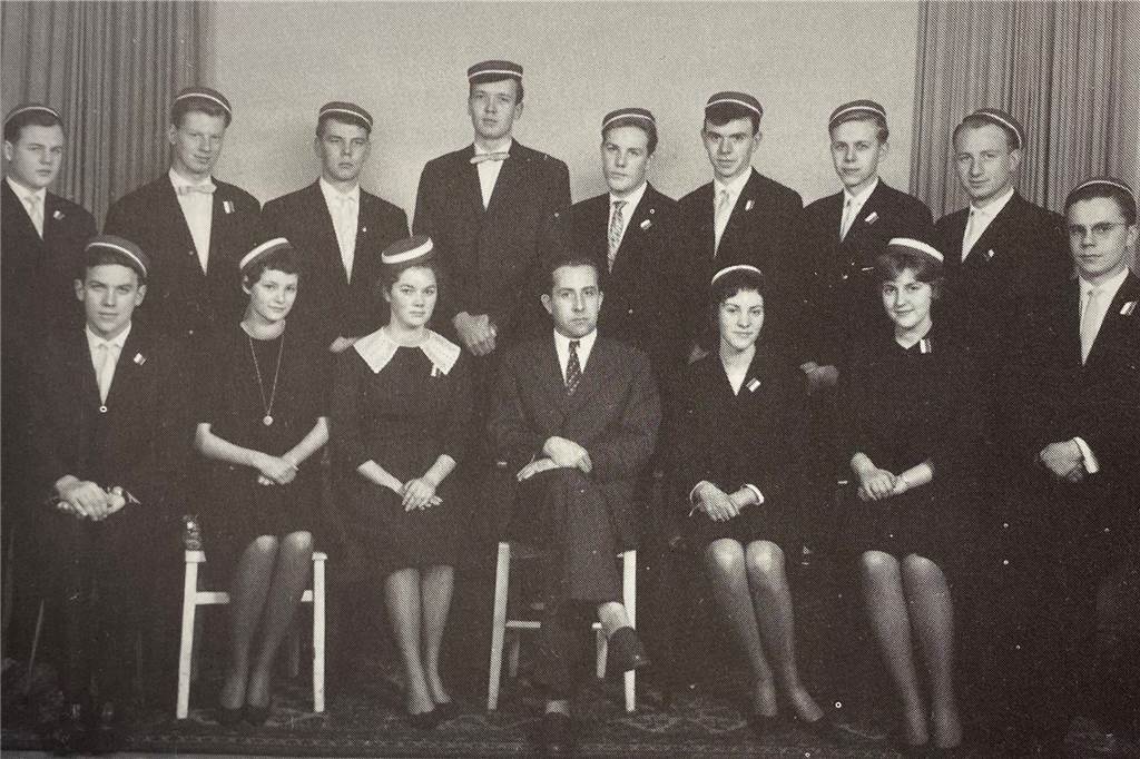 Abiturienten aus 1962 mit ihrem Lehrer