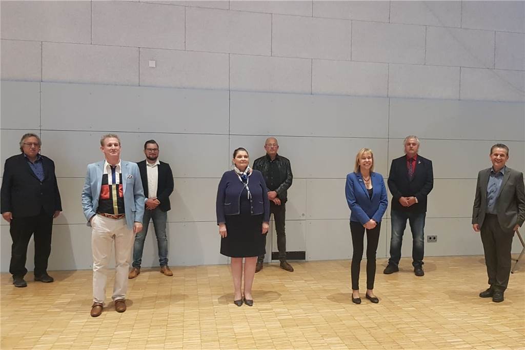 AfD geht in Dorsten mit eigenem Bürgermeister-Kandidaten in die Wahl Die ersten acht der insgesamt 15 Kandidaten der AfD-Reserveliste für die Kreistagswahl, u.a. mit Heribert Leineweber (l.) und Marco Bühne (2.v.r.).