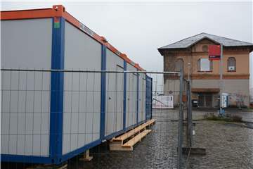 Die ersten Baucontainer sind am Bahnhof aufgestellt.